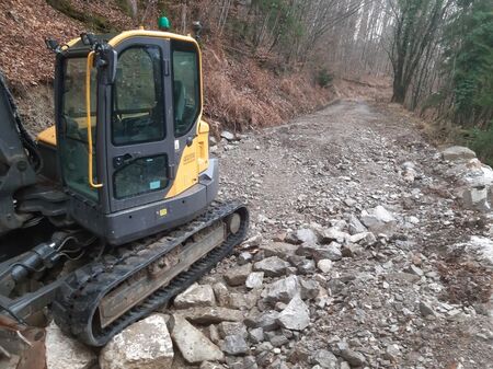 Odstranjen plaz, obnovljena cesta (2)